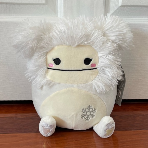 White Winter Bigfoot 8” Canadian Exclusive Squishmallow - Picture 1 of 3